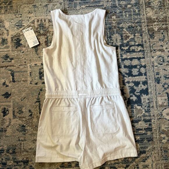 NWT Athleta Farallon Printed Romper White
Grey Organic Cotton - Picture 8 of 8